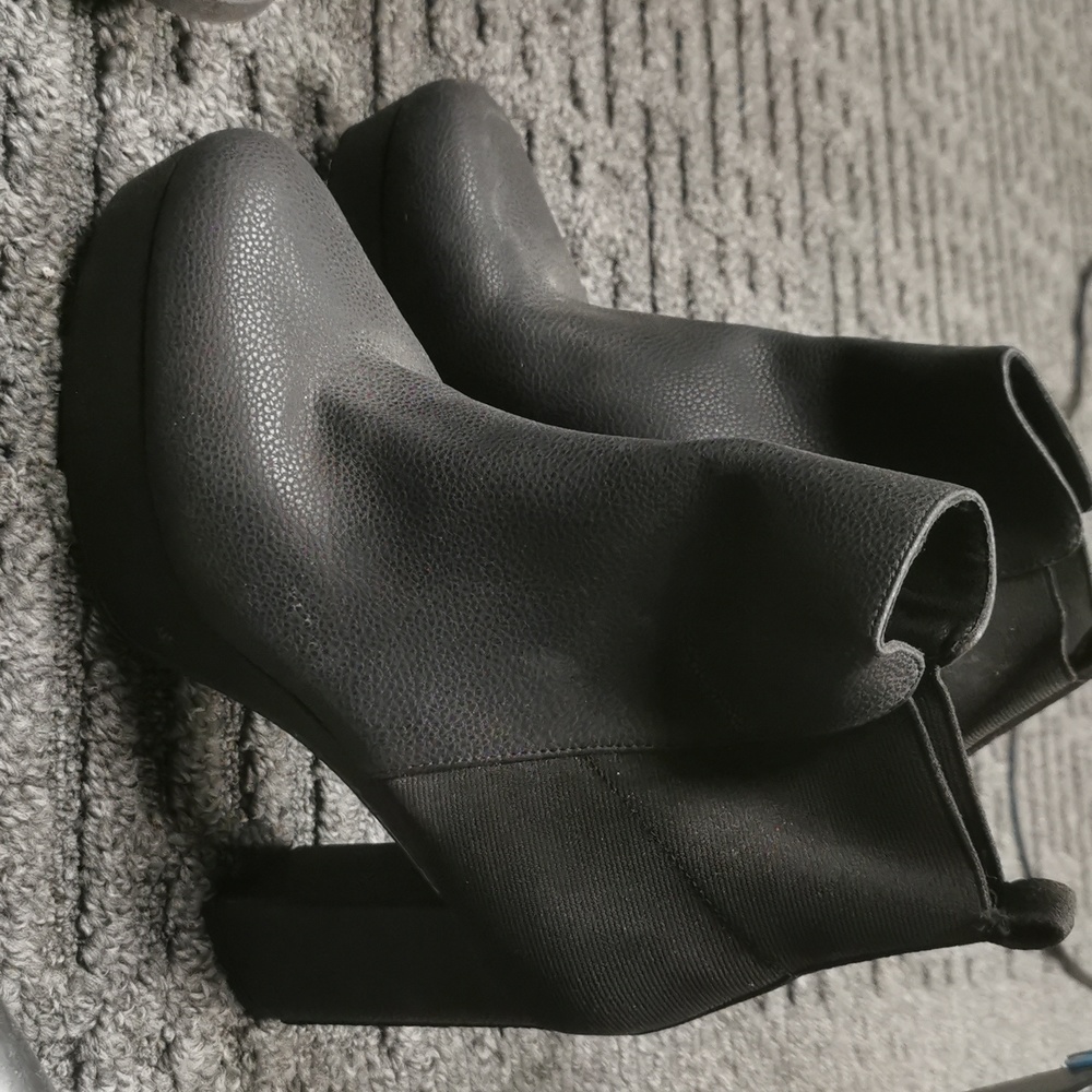 BNWOT mix no. 6 edell platform booties, size 8.5